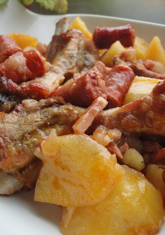 Una foto de Costilla y patatas asadas a la cerveza