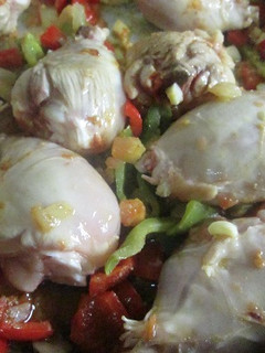 Una foto de Muslitos de pollo al azafrán