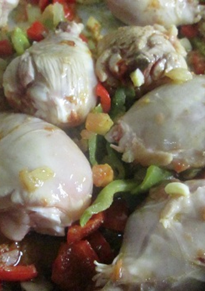 Una foto de Muslitos de pollo al azafrán