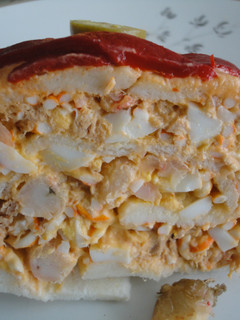 Una foto de Brazo de gitano relleno de gambas y bonito