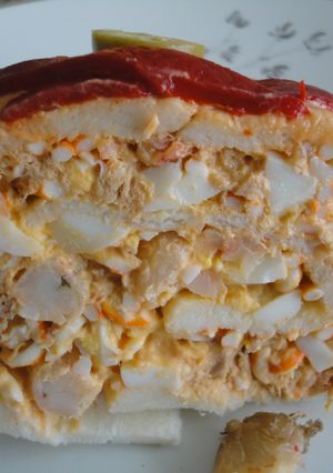 Una foto de Brazo de gitano relleno de gambas y bonito