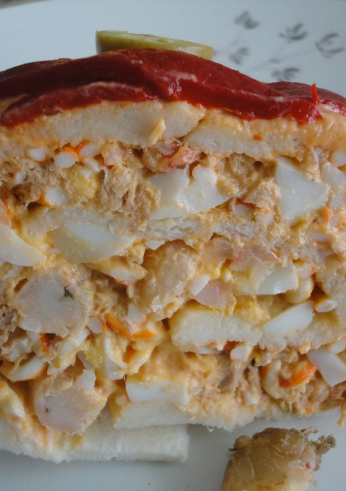Una foto de Brazo de gitano relleno de gambas y bonito