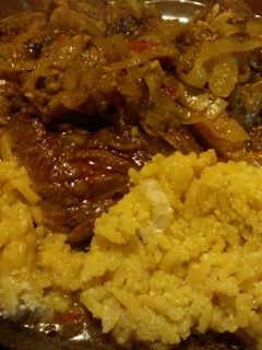 Una foto de Paleta de chancho con criolla caliente y arroz