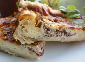 Una foto de Tarta salada de cecina y brie