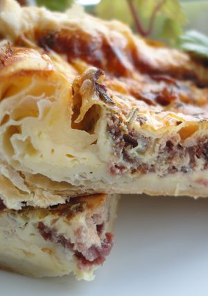 Una foto de Tarta salada de cecina y brie