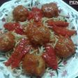Albóndigas con pimientos rojos en salsa picante con pasta