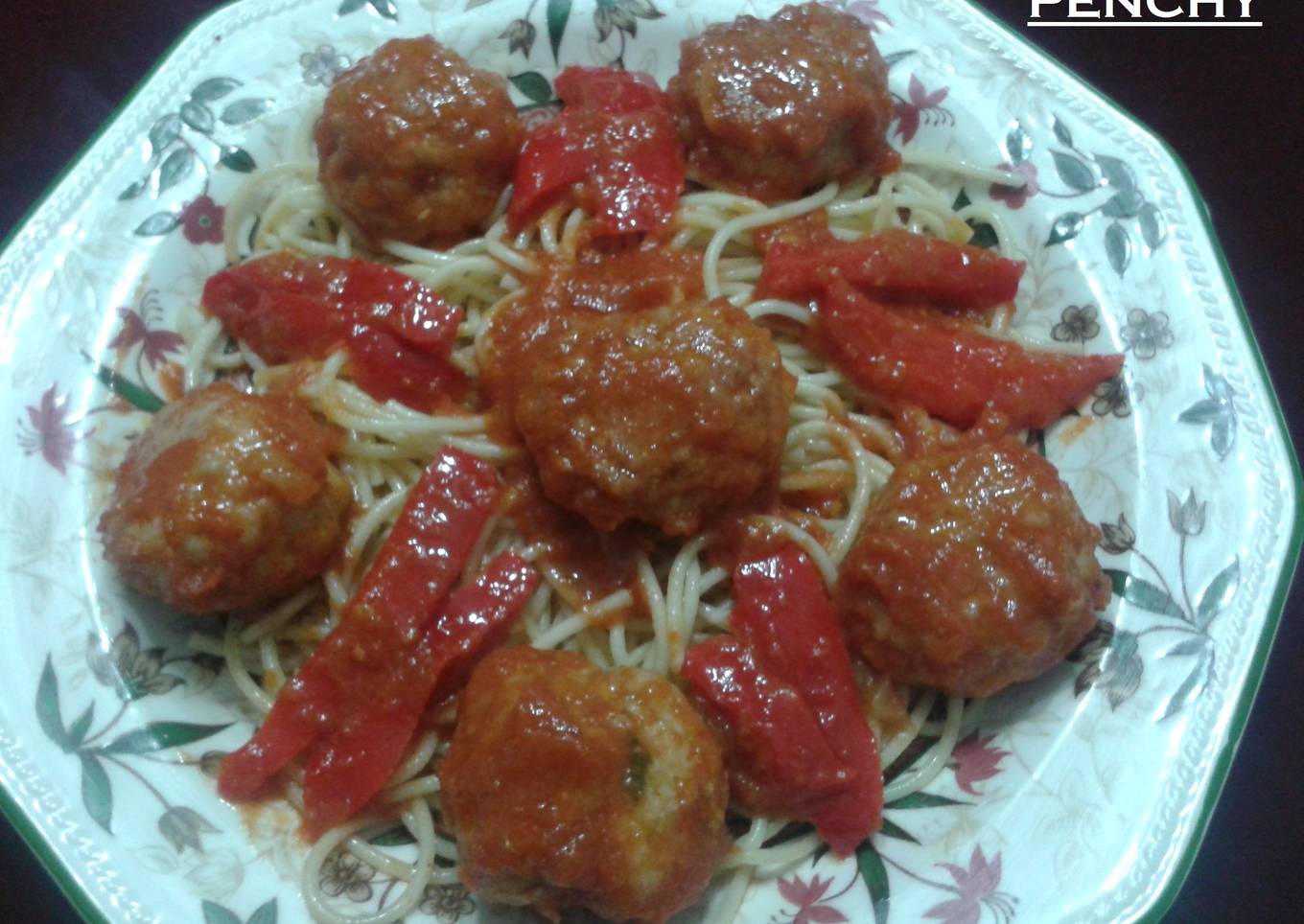 Albóndigas con pimientos rojos en salsa picante con pasta<br />