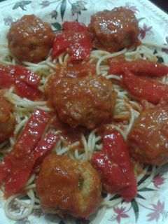 Una foto de Albóndigas con pimientos rojos en salsa picante con pasta