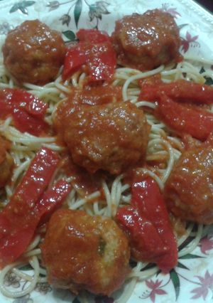 Una foto de Albóndigas con pimientos rojos en salsa picante con pasta