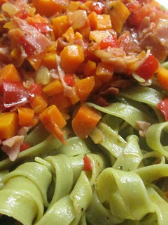 Una foto de Fideos de espinacas con verduritas y jamón