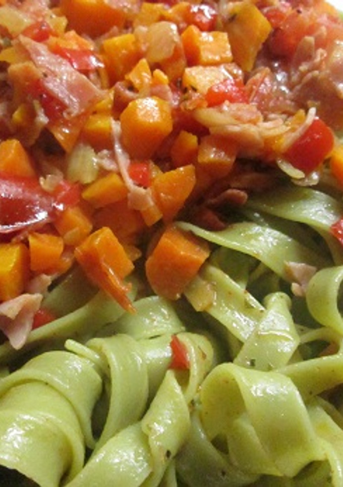 Una foto de Fideos de espinacas con verduritas y jamón