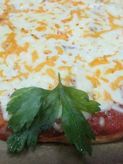 Una foto de Pizza de orégano con cuatro quesos