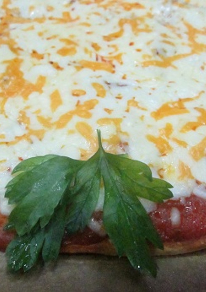 Una foto de Pizza de orégano con cuatro quesos