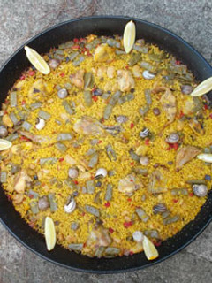 Una foto de Paella valenciana auténtica