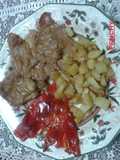 Lomo encebollado en plato combinado