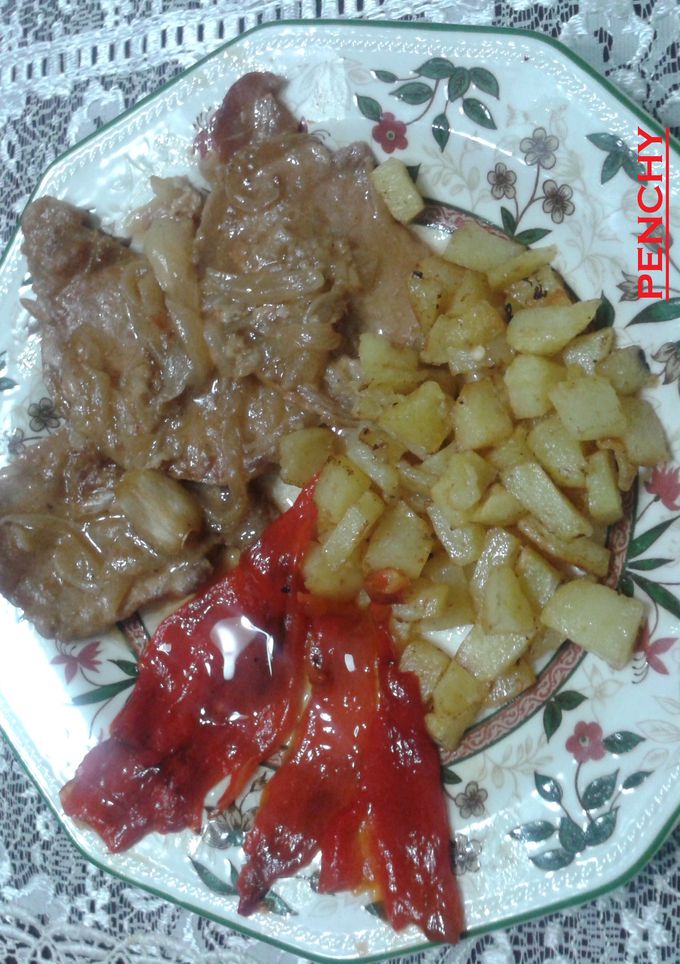 Una foto de Lomo encebollado en plato combinado