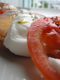 Una foto de Ensalada refrescante de nectarina, mozzarella y tomate