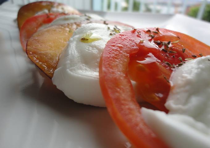 Foto principal de Ensalada refrescante de nectarina, mozzarella y tomate
