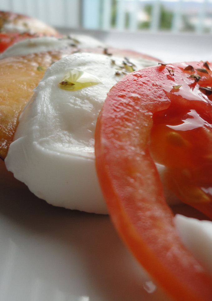 Una foto de Ensalada refrescante de nectarina, mozzarella y tomate