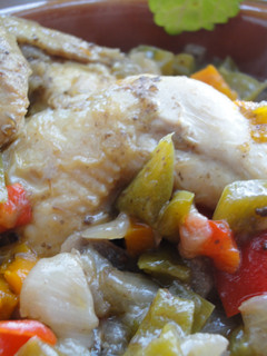 Una foto de Picantones con verduras y tapenade