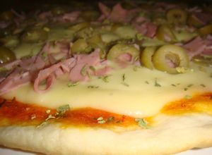 Una foto de PIZZA CASERA A LA PIEDRA 
