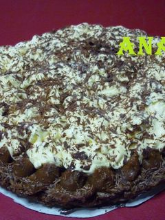 Una foto de Torta brownie en microondas con dulce de leche y crema