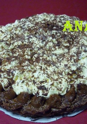Una foto de Torta brownie en microondas con dulce de leche y crema