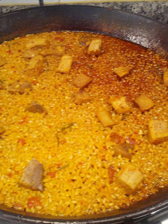 Una foto de Arroz con atún y ajos tiernos