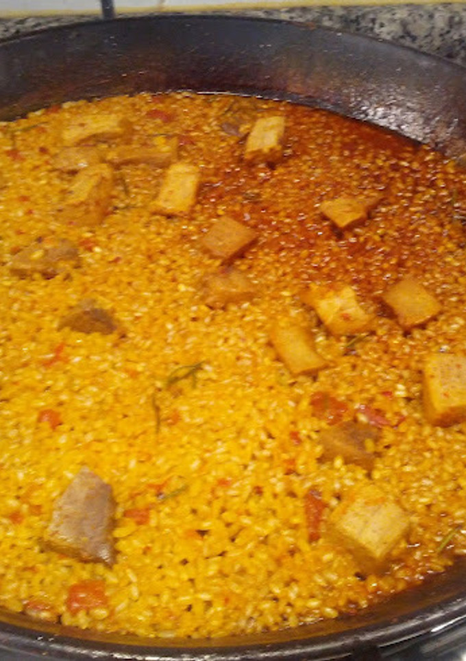 Una foto de Arroz con atún y ajos tiernos