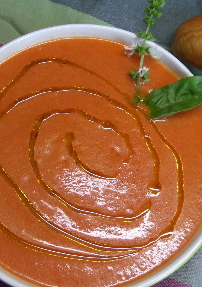 Una foto de Sopa fría roja para verano