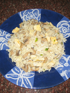 Una foto de Arroz blanco salteado con champiñones y gambas