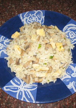 Una foto de Arroz blanco salteado con champiñones y gambas