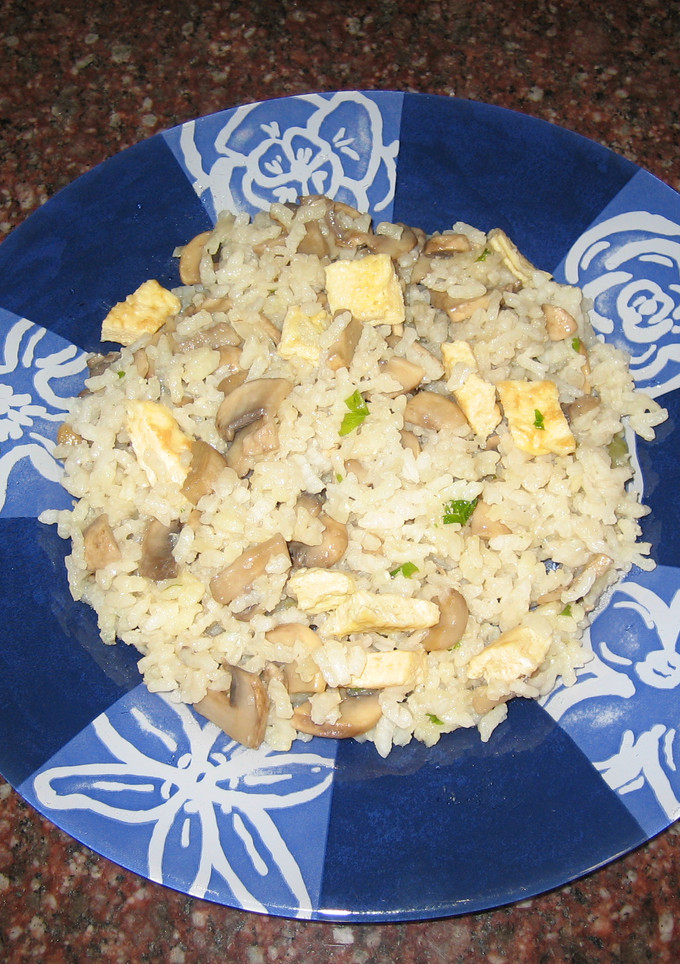 Una foto de Arroz blanco salteado con champiñones y gambas