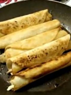 Una foto de Tacos dorados