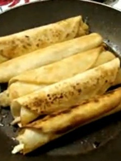 Una foto de Tacos dorados