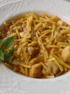 Una foto de Fideos a la cazuela con costilla de cerdo y toque de almendra