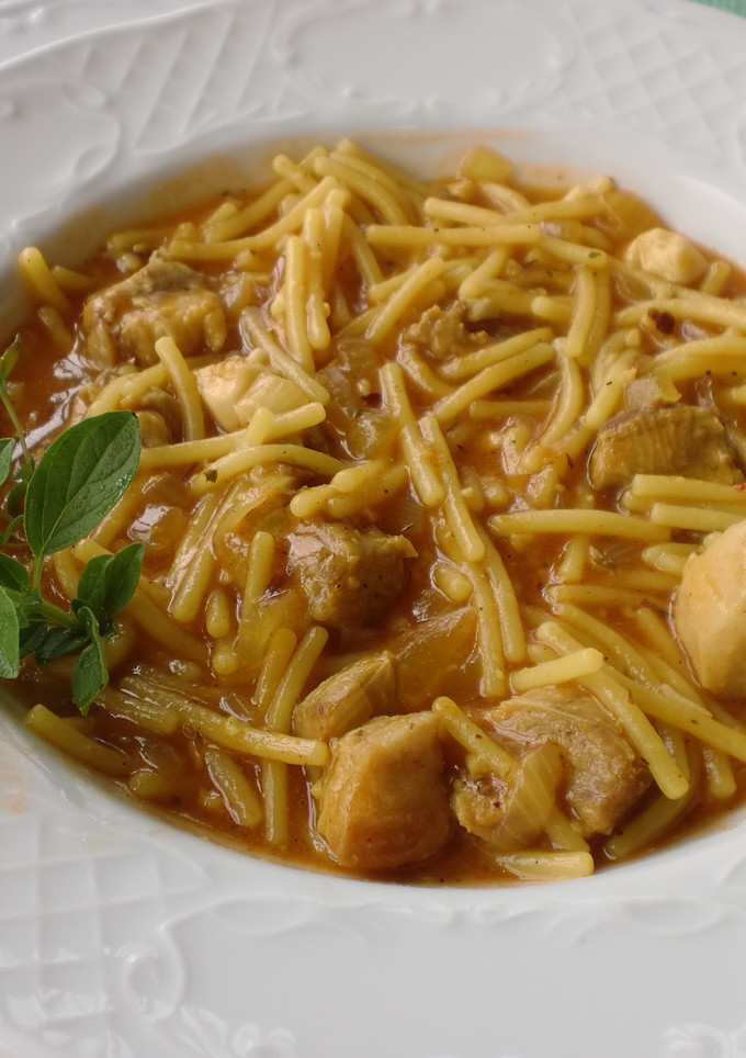 Una foto de Fideos a la cazuela con costilla de cerdo y toque de almendra