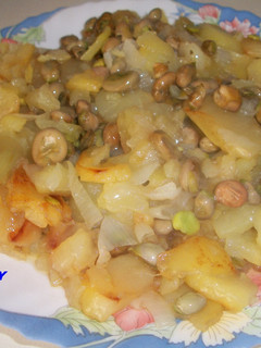 Una foto de Patatas a lo pobre con habas tiernas