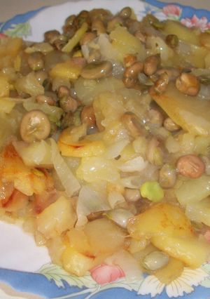 Una foto de Patatas a lo pobre con habas tiernas
