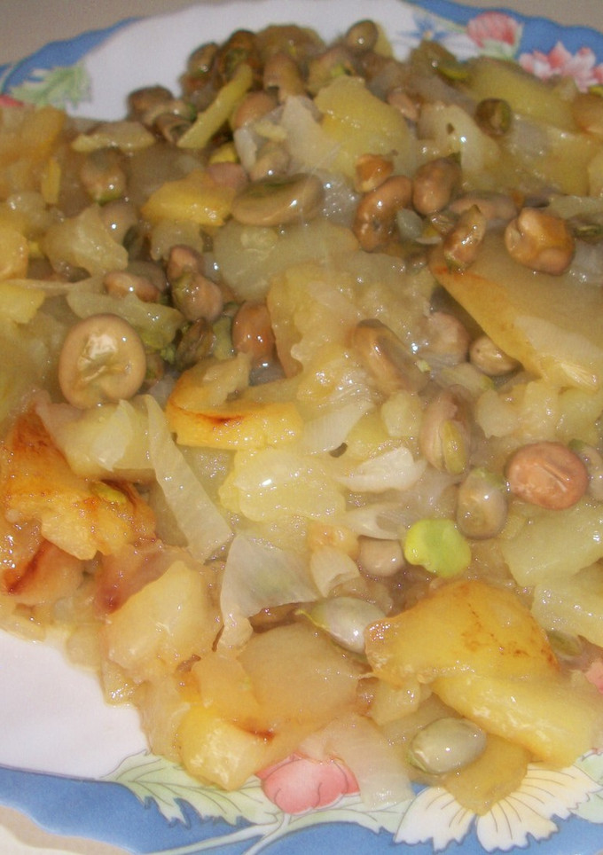 Una foto de Patatas a lo pobre con habas tiernas