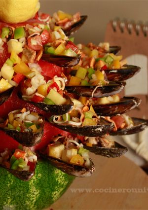 Una foto de Mejillones a la vinagreta pinchados en una sandía