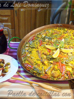 Una foto de Paella de costillas con verduras