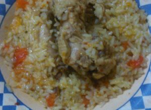 Una foto de Guiso de arroz con menudos y carcasa de pollo