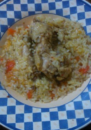 Una foto de Guiso de arroz con menudos y carcasa de pollo