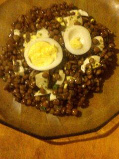 Una foto de Ensalada de lentejas a la provenzal con huevo duro