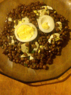 Una foto de Ensalada de lentejas a la provenzal con huevo duro