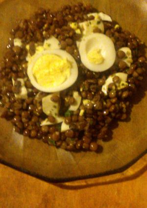 Una foto de Ensalada de lentejas a la provenzal con huevo duro
