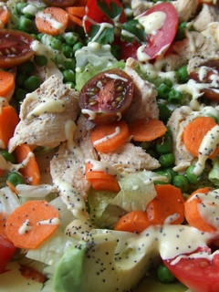 Una foto de Ensalada de pollo con zanahorias y guisantes