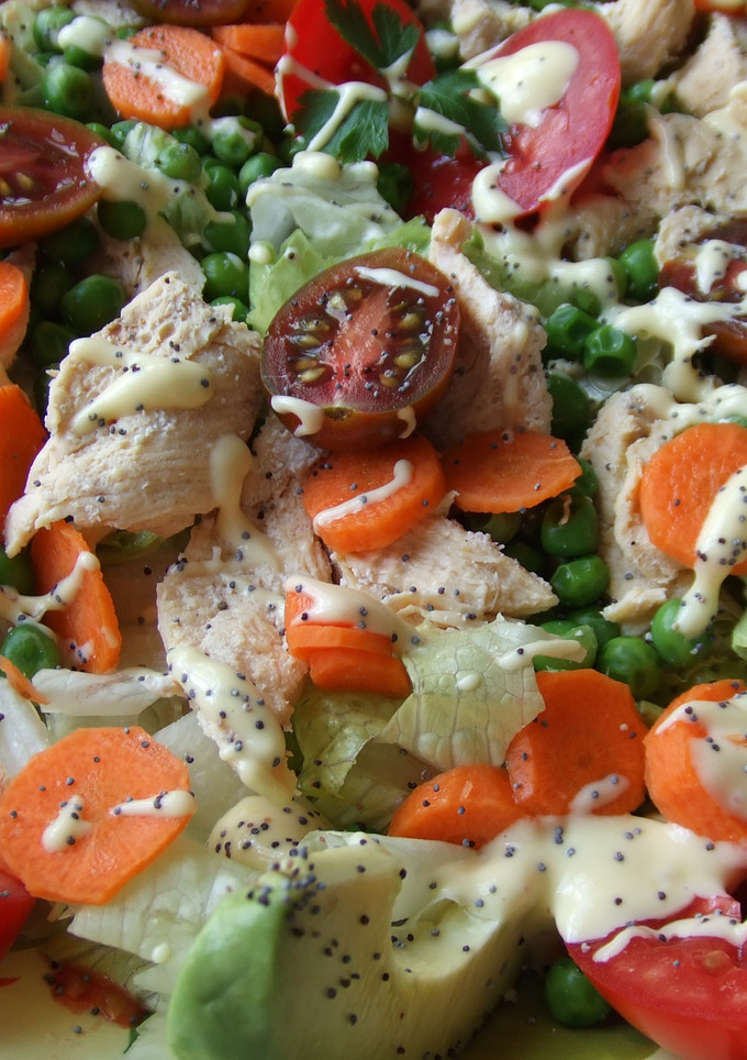 Una foto de Ensalada de pollo con zanahorias y guisantes