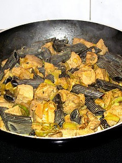 Una foto de Wok de pasta negra con atún fresco, champiñones y puerros en salsa al curry